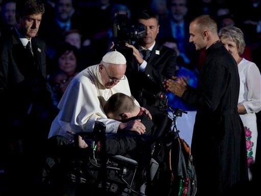 Papa Francisco se reune con víctimas de abuso. 