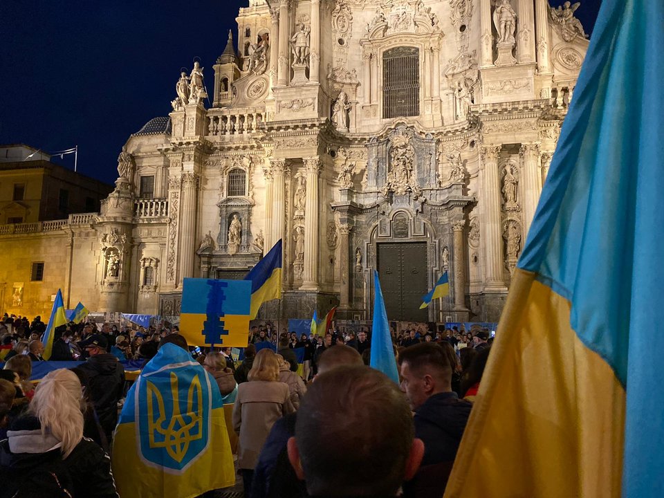 Ucranianos y españoles rezando en la catedral de Murcia.