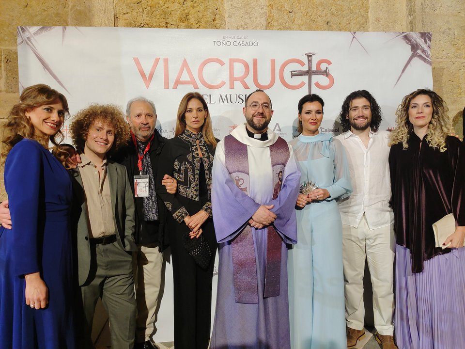Toño Casado con los artistas de Vía Crucis el Musical.