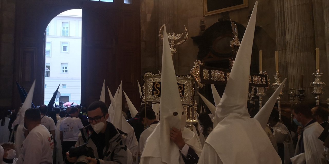 Las hermandades en la Catedral de Cádiz. Fuente: Redes Sociales.