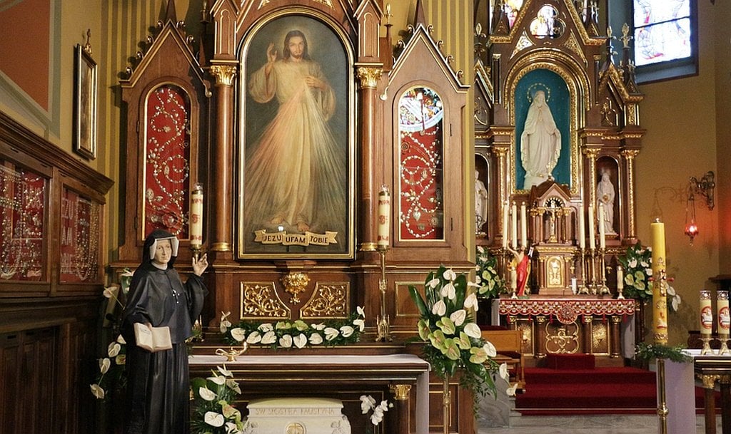 Sor Faustina y la imagen de la Divina Misericordia en el Santuario de Lagiewniki.