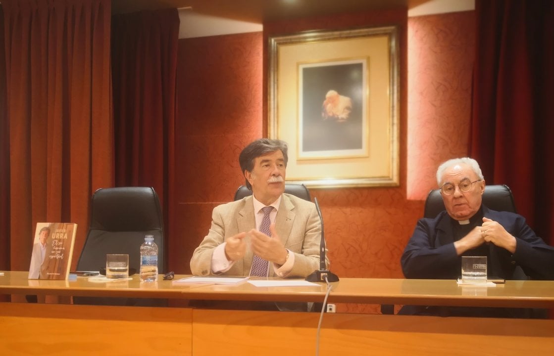 Javier Urra en la presentación del libro junto a D. José Aurelio Martín.
