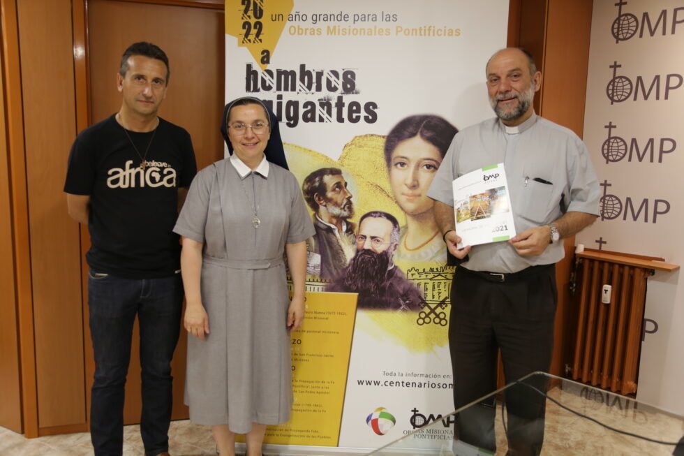 El misionero de Zimbabue, Roberta Tremarelli, secretaria general de Infancia Misionera, y José María Calderón, director nacional de OMP España.