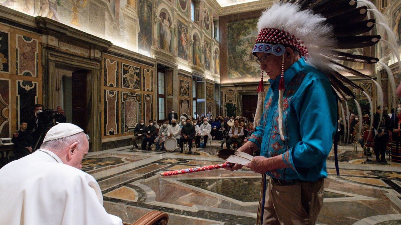 El Papa Francisco con un indígena de Canadá. (ANSA)