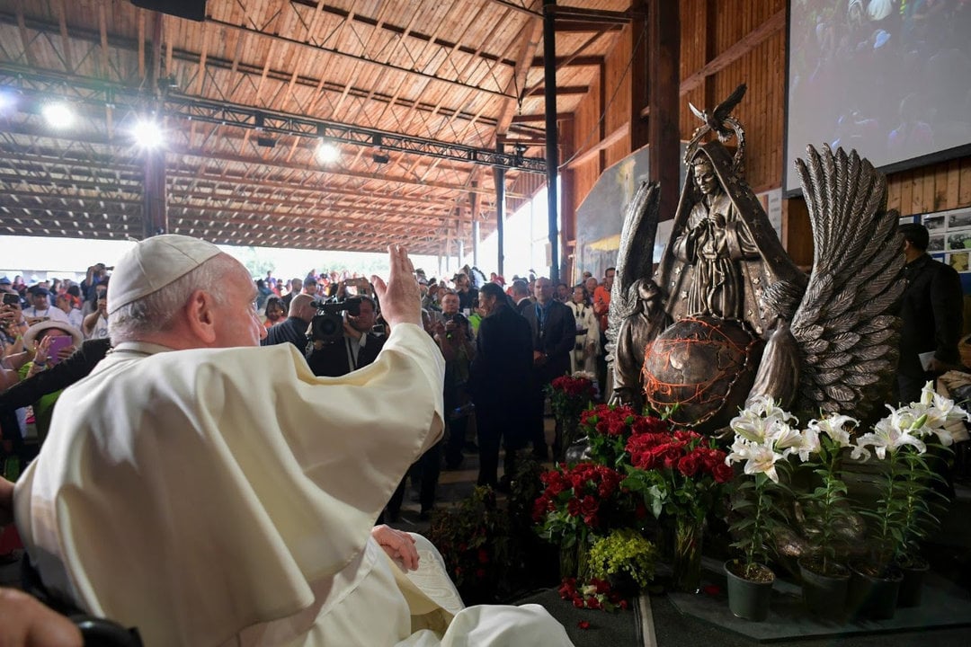 El Papa bendice la Virgen Desatanudos.