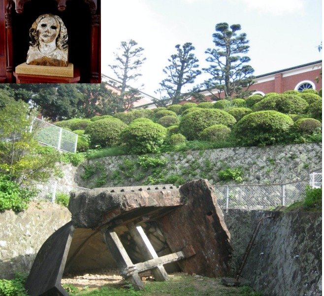 Composición fotográfica. Nagashaki (Japón), lugar donde cayó el campanario de la Catedral y quedaron sepultadas las campanas, al estallar la bomba atómica el 9 de agosto de 1945. En                 el recuadro superior: busto de la Virgen María tal como quedó por efectos de las radiaciones.