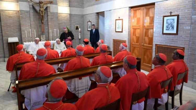 El Papa Francisco y el Papa emérito Benedicto XVI con los nuevos cardenales. 