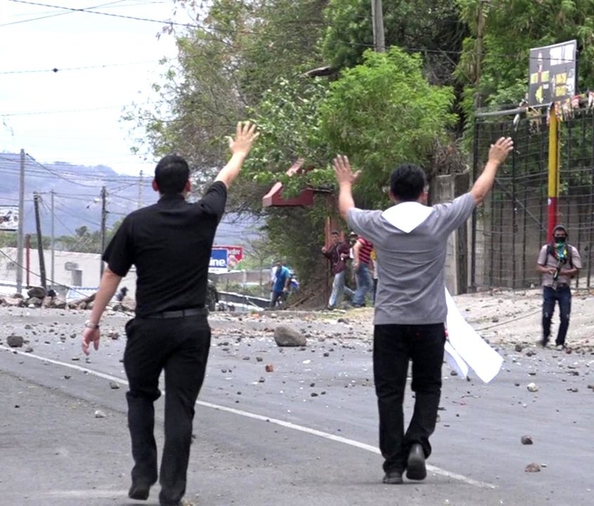 Sacerdotes intentan parar un enfrentamiento entre manifestantes y policías en Nicaragua. (ACN). 