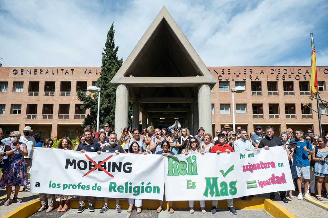 Protesta de profesores de Religión ante la Cnselleria de Valencia. Fotos: -V. Gutierrez.