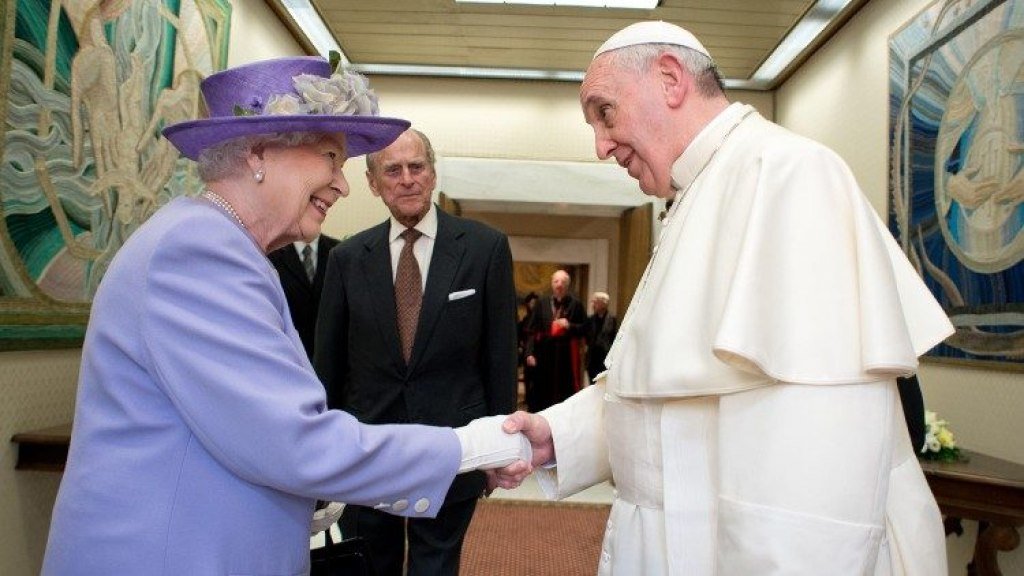 La reina Isabel II y el Papa Francisco. 