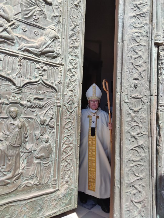 Mons. Cerro cierra la puerta Santa en Guadalupe.