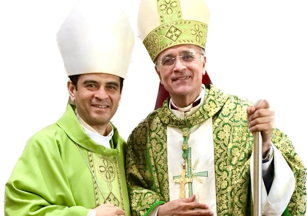Mons. Báez (a la derecha) con el obispo Rolando Álvarez, secuestrado por el gobierno de Nicaragua.