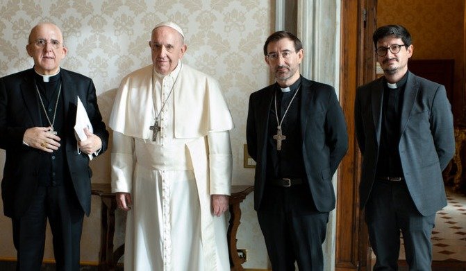 Carlos Osoro, José Cobo y Javier Belda con el Papa Francisco. Vatican Media.