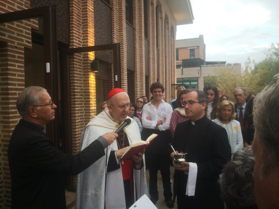 Carlos Osoro, junto a Jesús Higueras, bendice el nuevo edificio de la Fundación Caná.