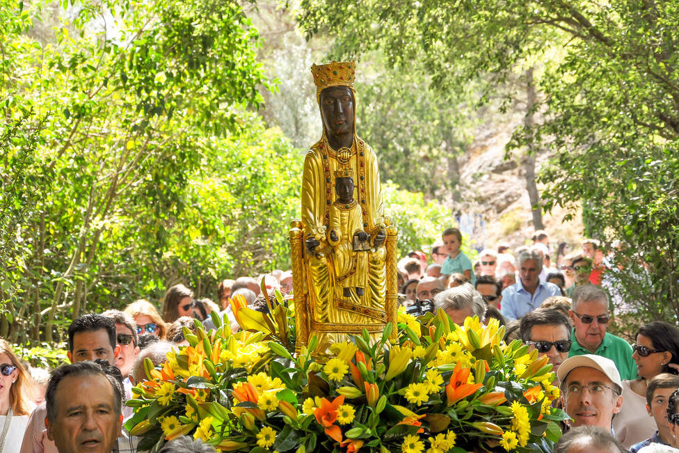 Una procesión con la Virgen de Torreciudad. 
