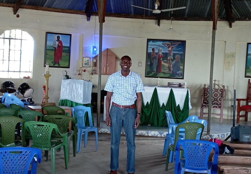 Cecil en el barracón de la parroquia que quieren reconstruir.