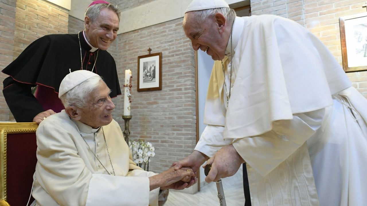 Una de las últimas visitas del  Papa Francisco a Benedicto XVI y su secretario personal el arzobispo Georg Gänswein.