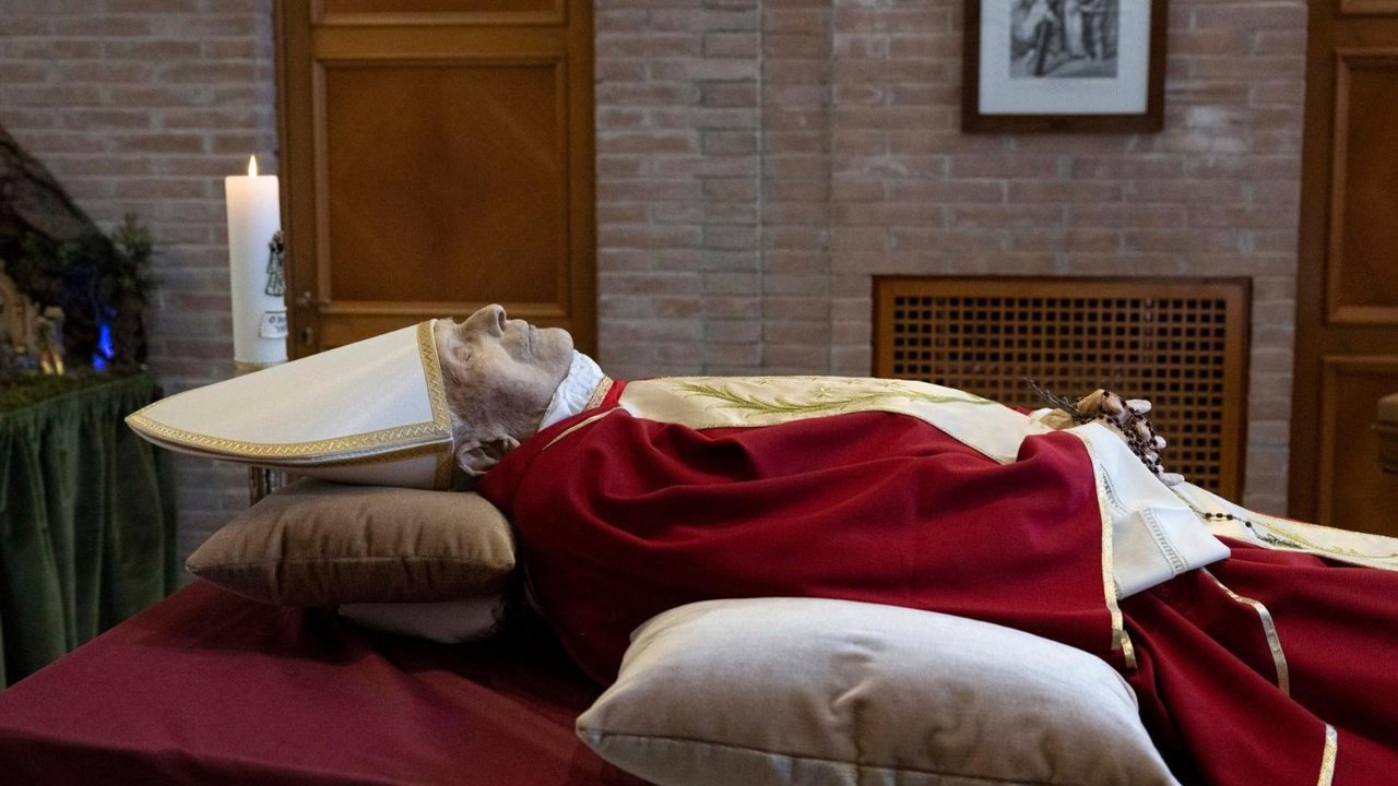 El cuerpo del Papa emérito Benedicto XVI en la capilla Mater Ecclesiae.