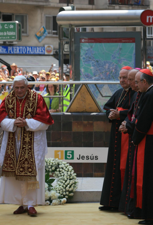 Benedicto XVI rezando por las vic timas del accidente del metro