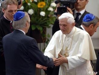 Benedicto XVI visitando la sinagoga de Colonia. 