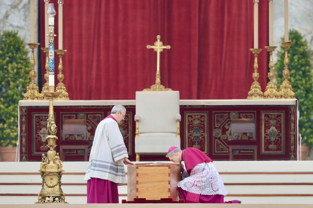 El arzobispo Georg Gänswein (derecha), besando el féretro de Benedicto XVI. Credito EWTN Vatican.