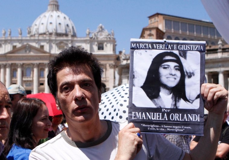 Pietro Orlandi, hermano de Emanuela, sostiene un cartel de búsqueda en la plaza de San Pedro. EFE