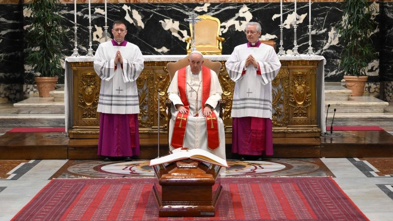 El Papa en la misa exequial del Cardenal George Pell en la basílica de San Pedro. Vatican Media.
