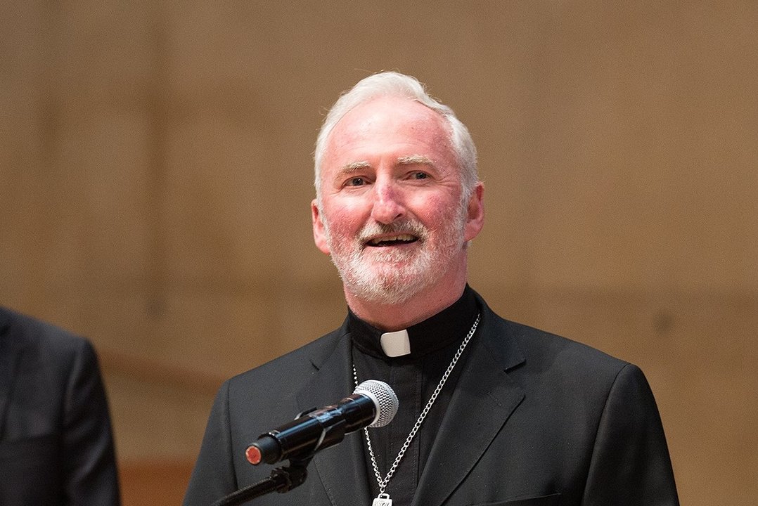 El obispo auxiliar de los Ángeles David O'Connell