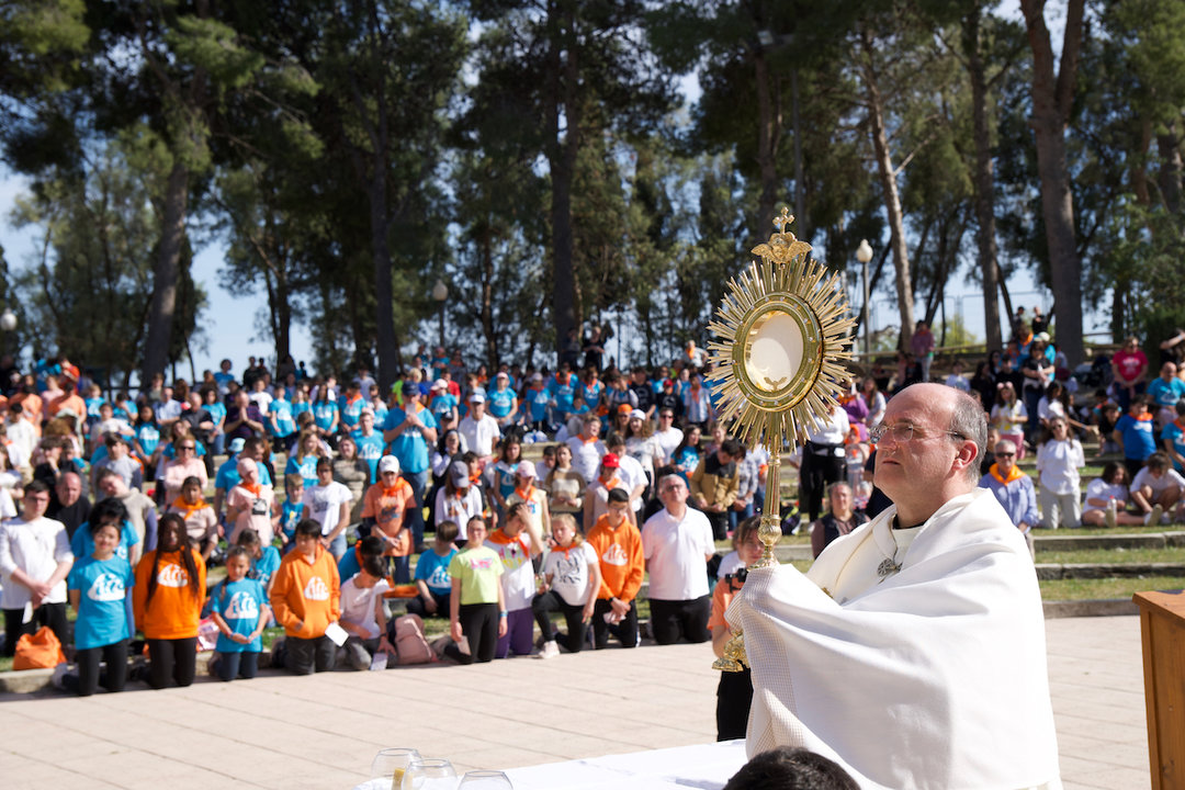 Munilla reúne a 600 adolescentes en un festival de oración y fraternidad.