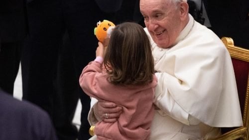 El Papa Francisco con una niña.