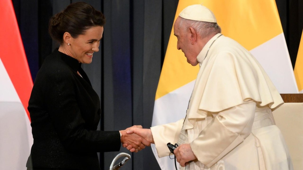 El Papa Francisco saluda a la Presidenta de Hungría, Katalin Novák. 