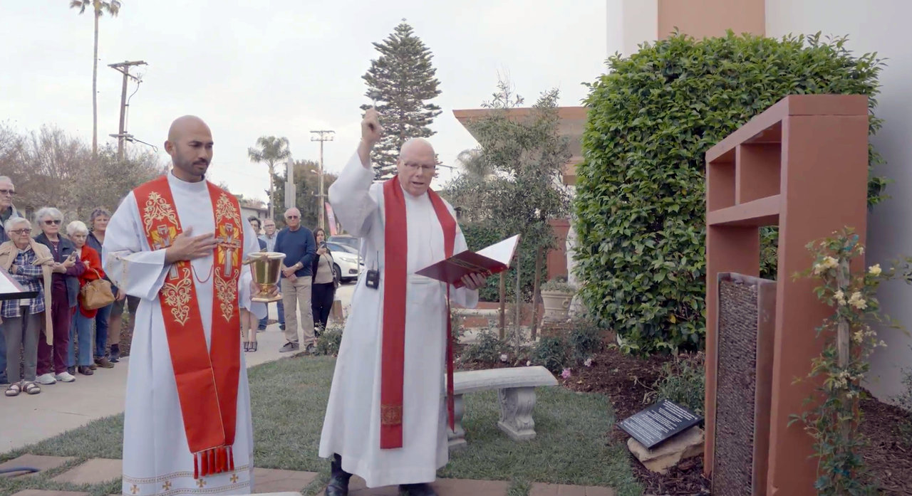El padre Leon Hutton, centro, bendice el “Jardín de la Curación” en la Iglesia de Nuestra Señora de la Asunción en Ventura. 