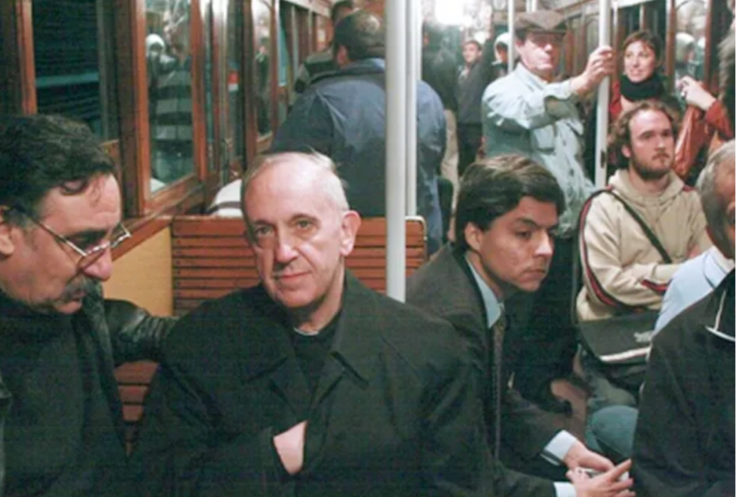 El cardenal Jorge Bergoglio era conocido por tomar el transporte público en Buenos Aires.