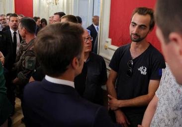 El presidente Emmanuel Macron saluda a Henri.