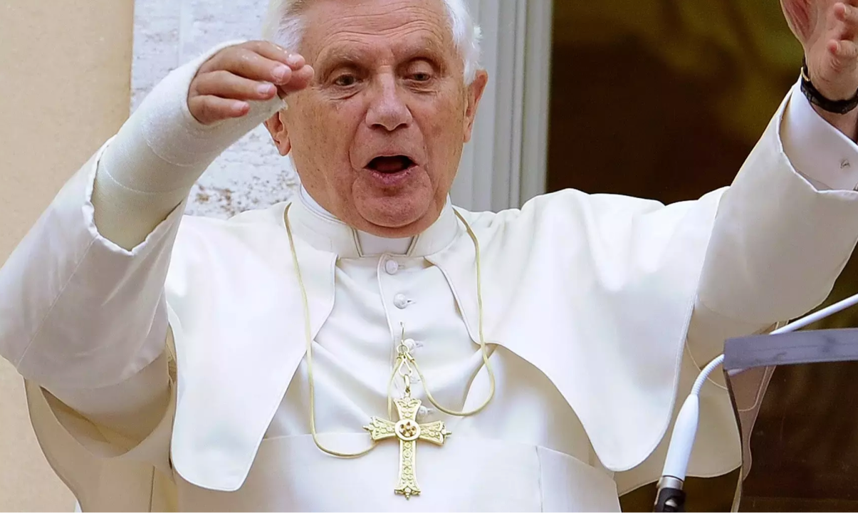 Cruz pectoral del Papa Benedicto XVI.