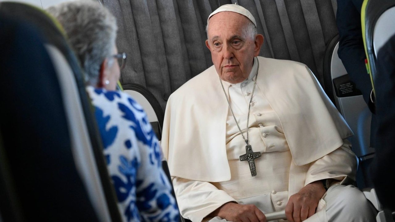 El Papa Francisco durante la rueda de prensa en el avión en su vuelo de regreso de Lisboa. Vatican News.