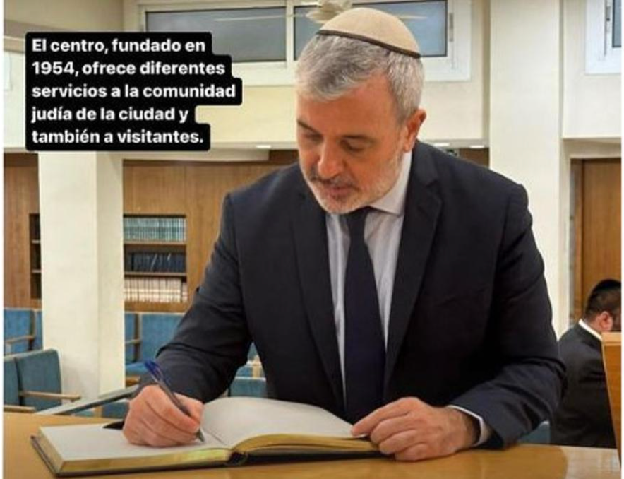 Jaume Collboni, alcalde de Barcelona en visita a una sinagoga.
