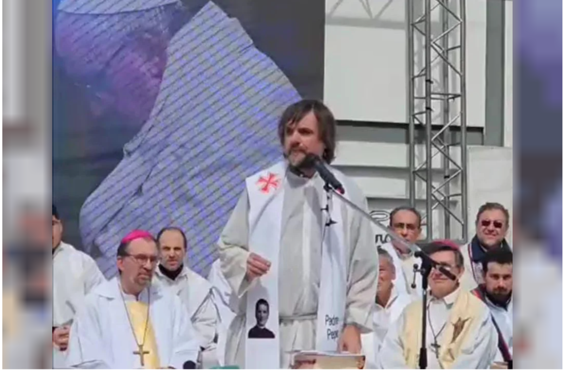 Misa en desagravio por el Papa en Argentina.