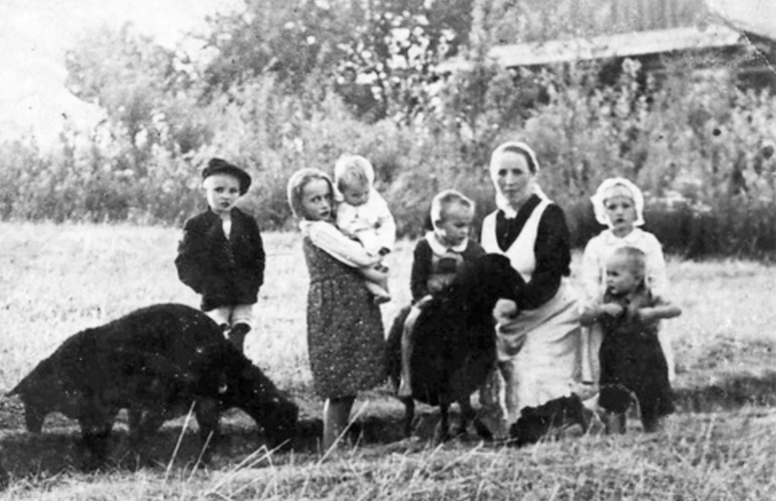 Una fotografía tomada alrededor de 1943 por Józef Ulma de su esposa, Wiktoria, y seis de sus hijos.