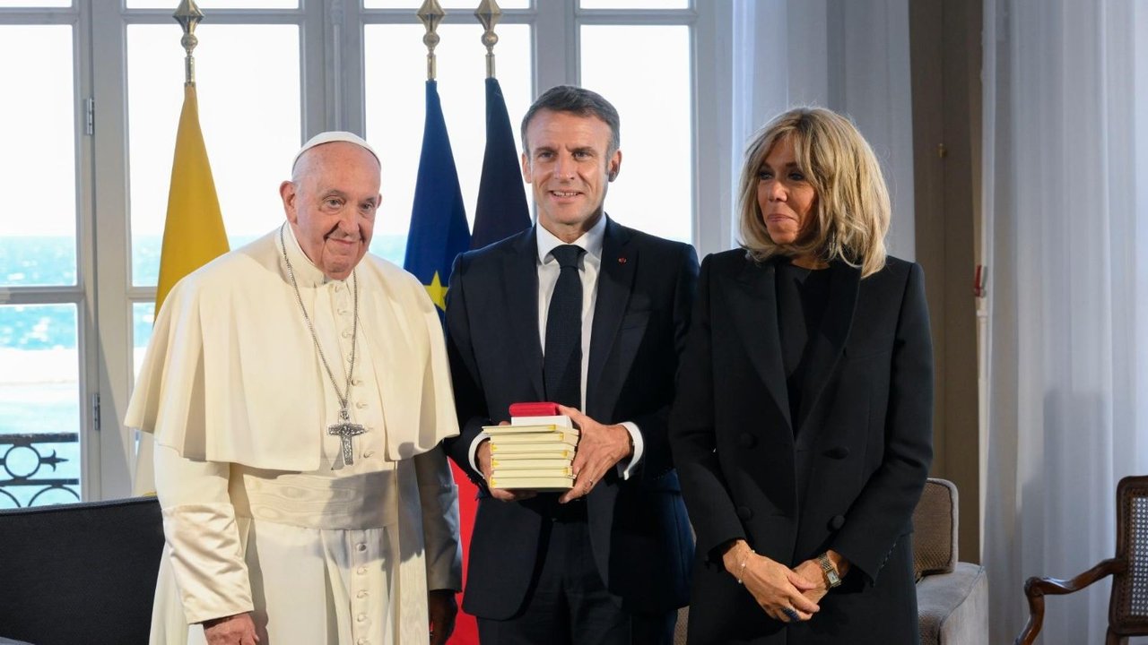 El Papa Francisco, Emmanuel Macron su esposa Brigitte.