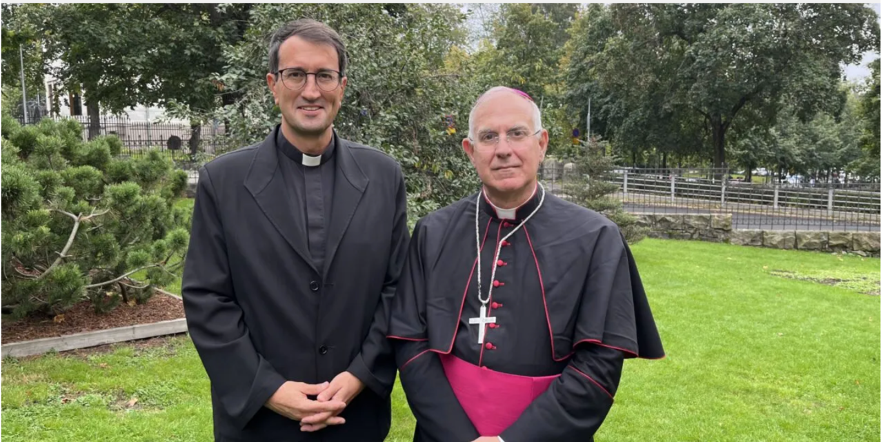 Mons. Raimo Goyarrola Belda (izquierda) con el arzobispo Julio Murat, nuncio apostólico. Foto: www.fides.katolinen.fi