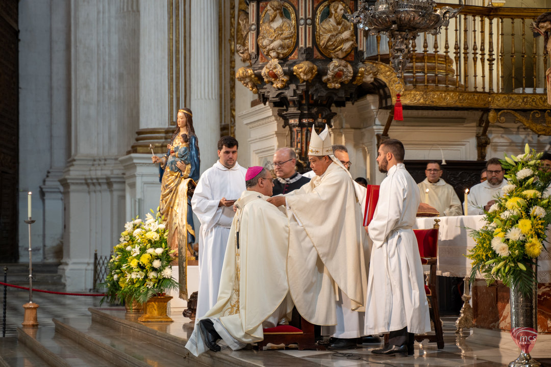 El Nuncio de Su Santidad en España impone el palio
arzobispal a Mons. José María Gil Tamayo.