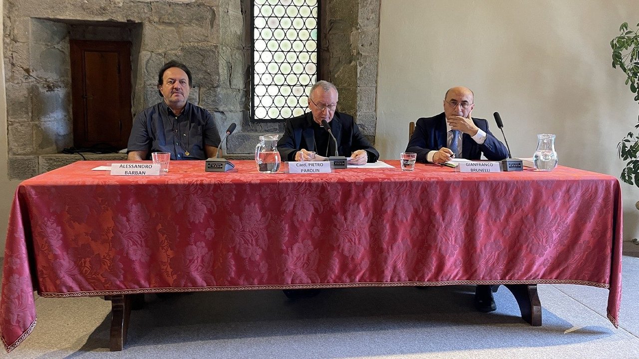 El cardenal Pietro Parolin en un curso de cultura política organizado por la Comunidad de Monjes y la revista Il Regno.