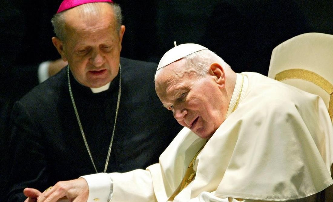 El cardenal Stanislaw Dziwisz junto al entonces papa Juan Pablo II. 