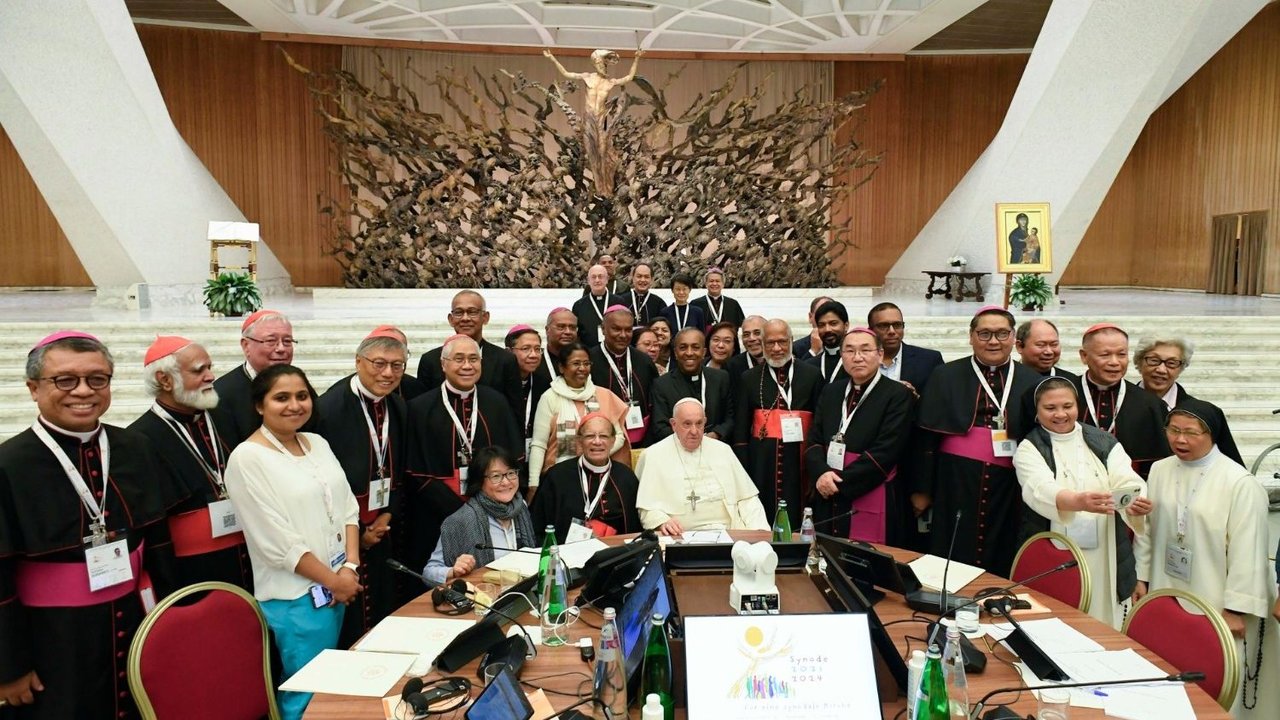 Padres y madres sinodales junto al Papa Francisco en el Aula Pablo VI. 