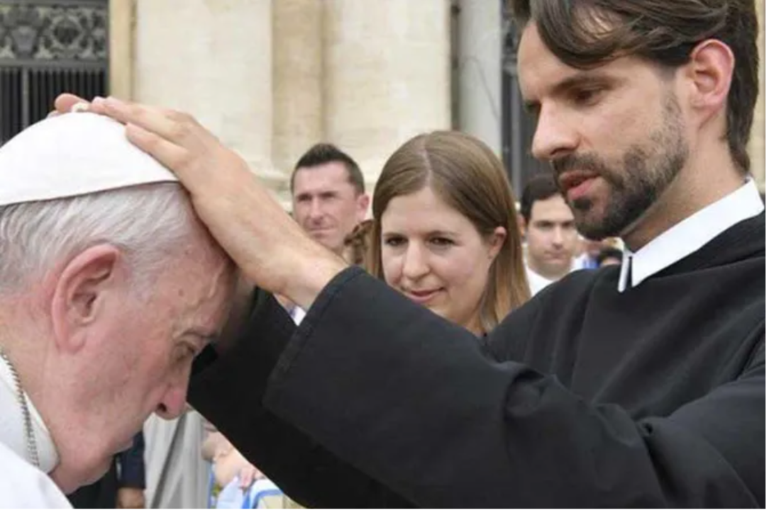 El Papa Francisco recibe la bendición de un sacerdote recién ordenado. Foto de archivo de 2019.
