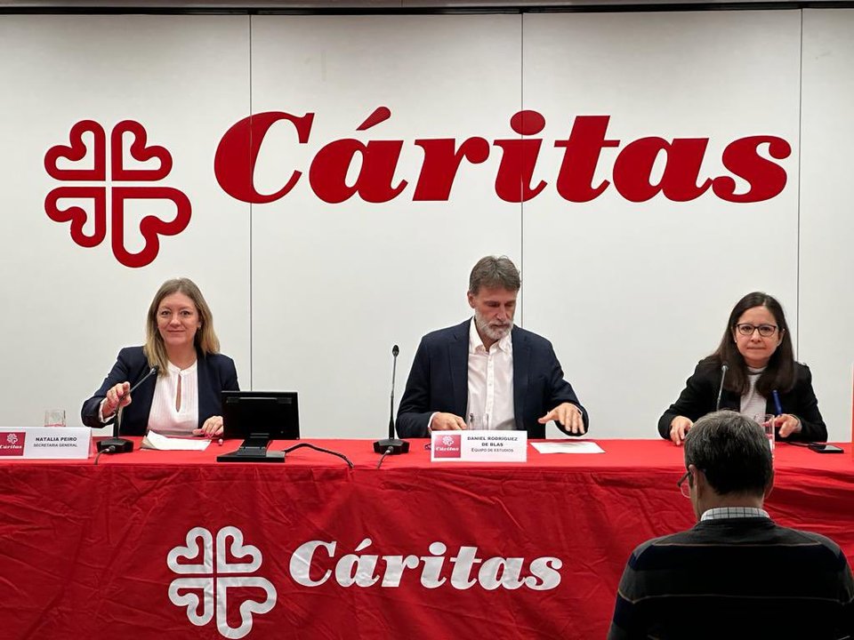 Presentación del informe de Cáritas. Natalia Peiro, secretaria general de Cáritas Española, y Daniel Rodríguez, miembro del equipo de estudios de la Fundación FOESSA.