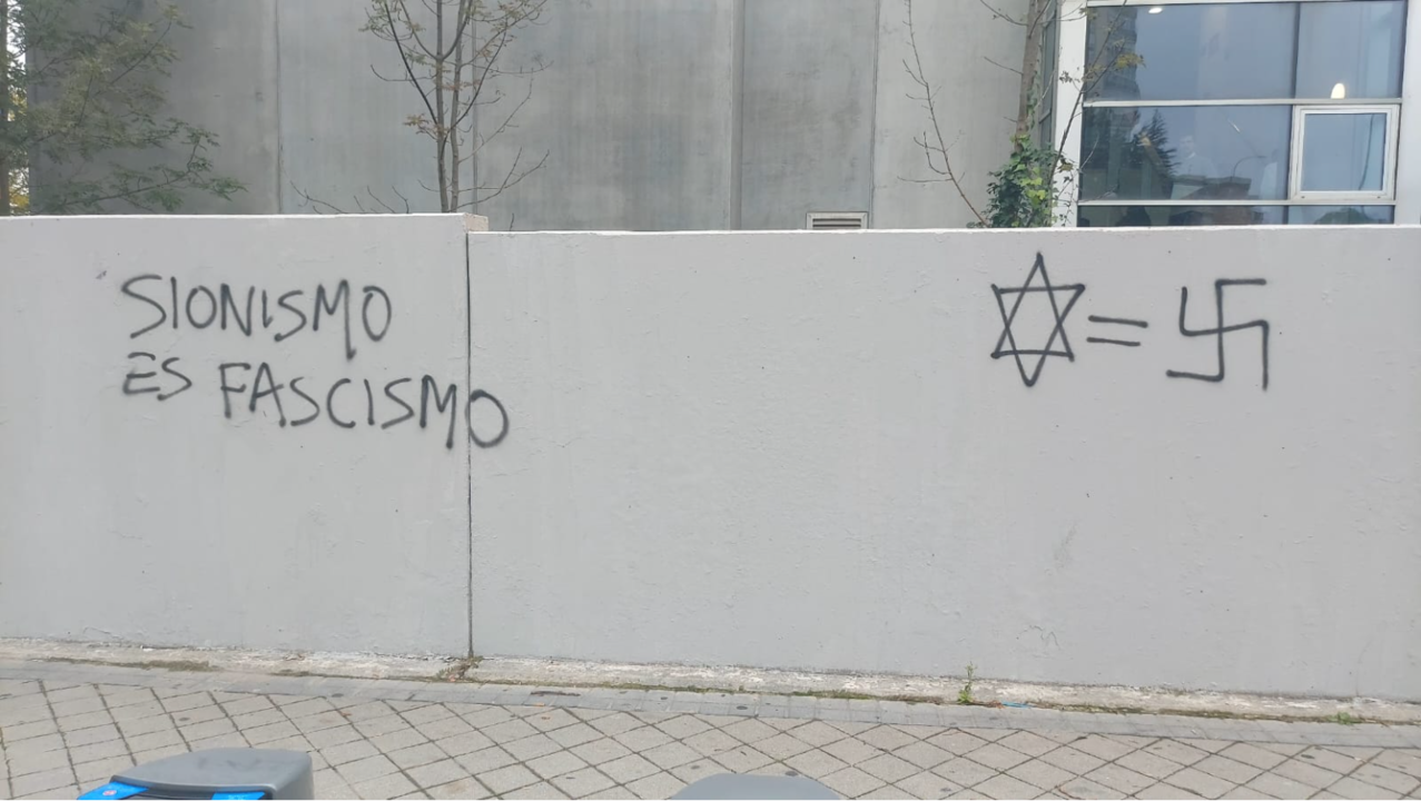 Pintada “Sionismo es fascismo” y una estrella de David comparándola con una esvástica en un centro de salud (Madrid).