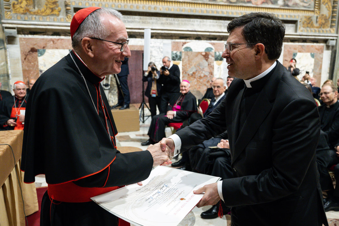 El profesor de la Universidad de Navarra Pablo Blanco recibió el Premio Ratzinger de Teología de manos del cardenal Pietro Parolin.