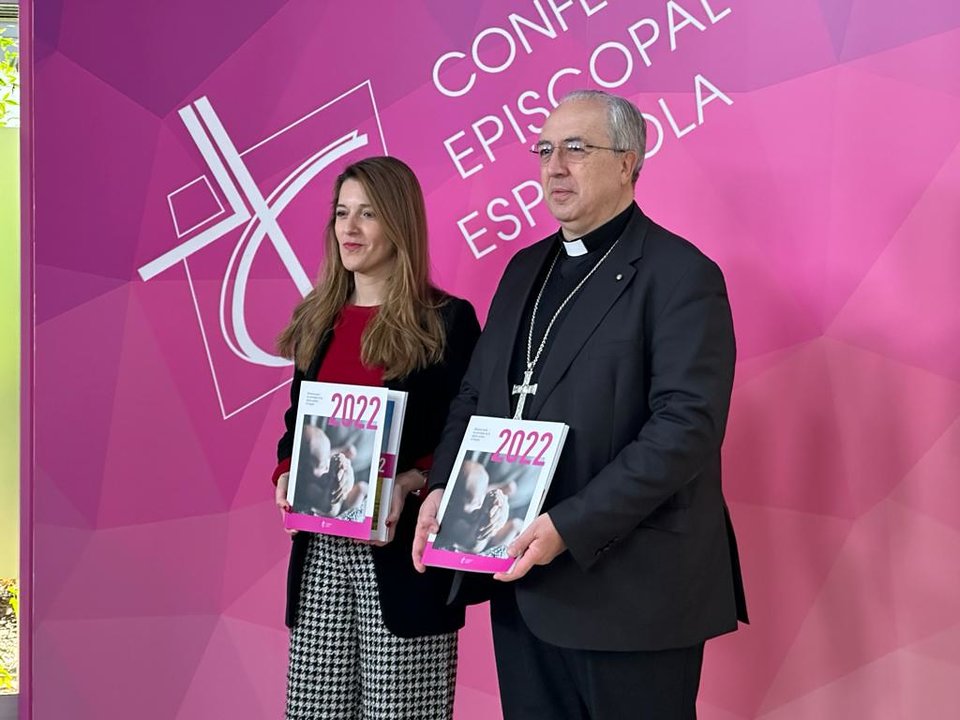 Mons. Francisco César García Magán, y la directora de la oficina de Transparencia, Ester Martín.